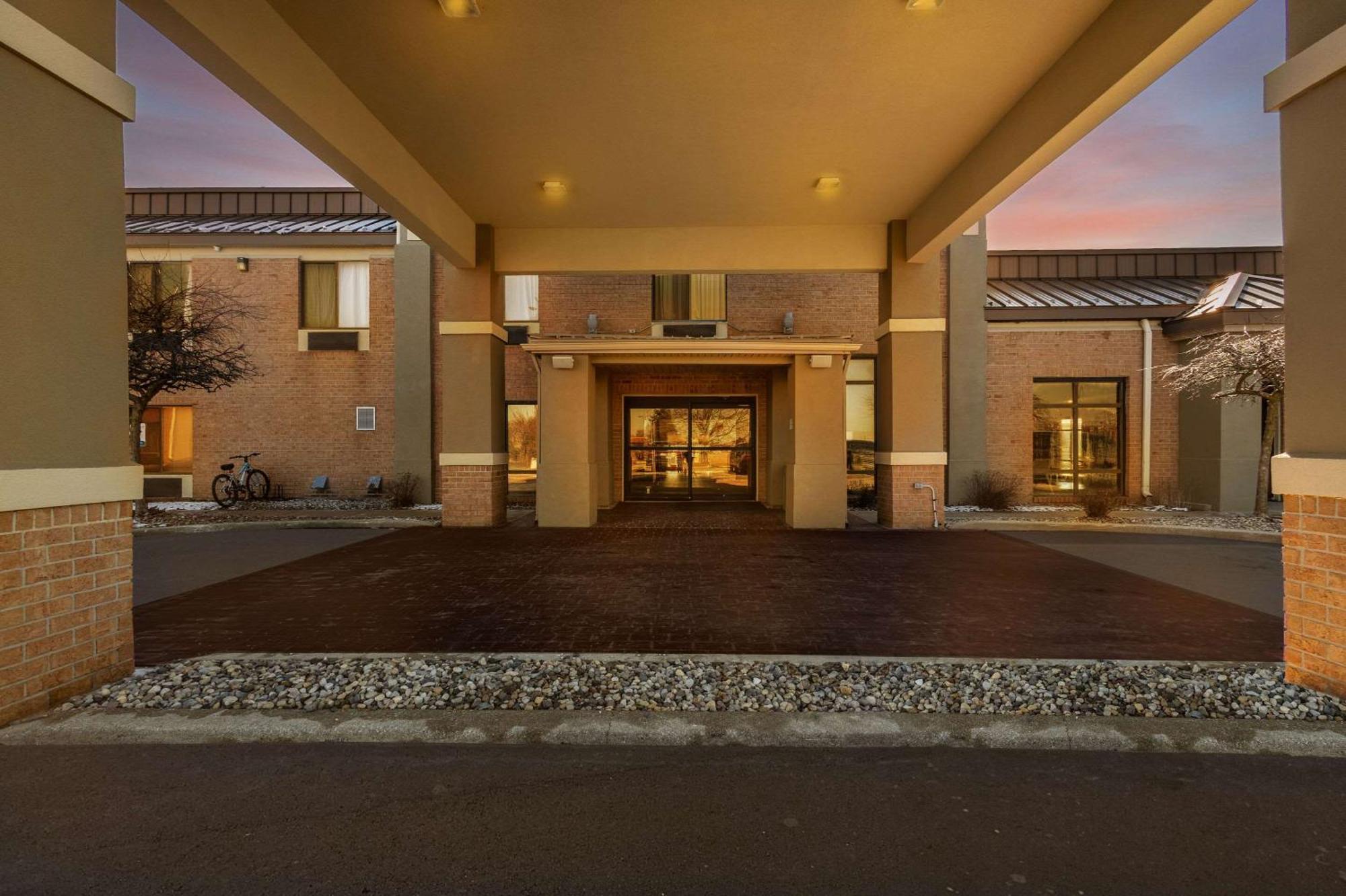Comfort Inn Huntington Near University Exterior photo